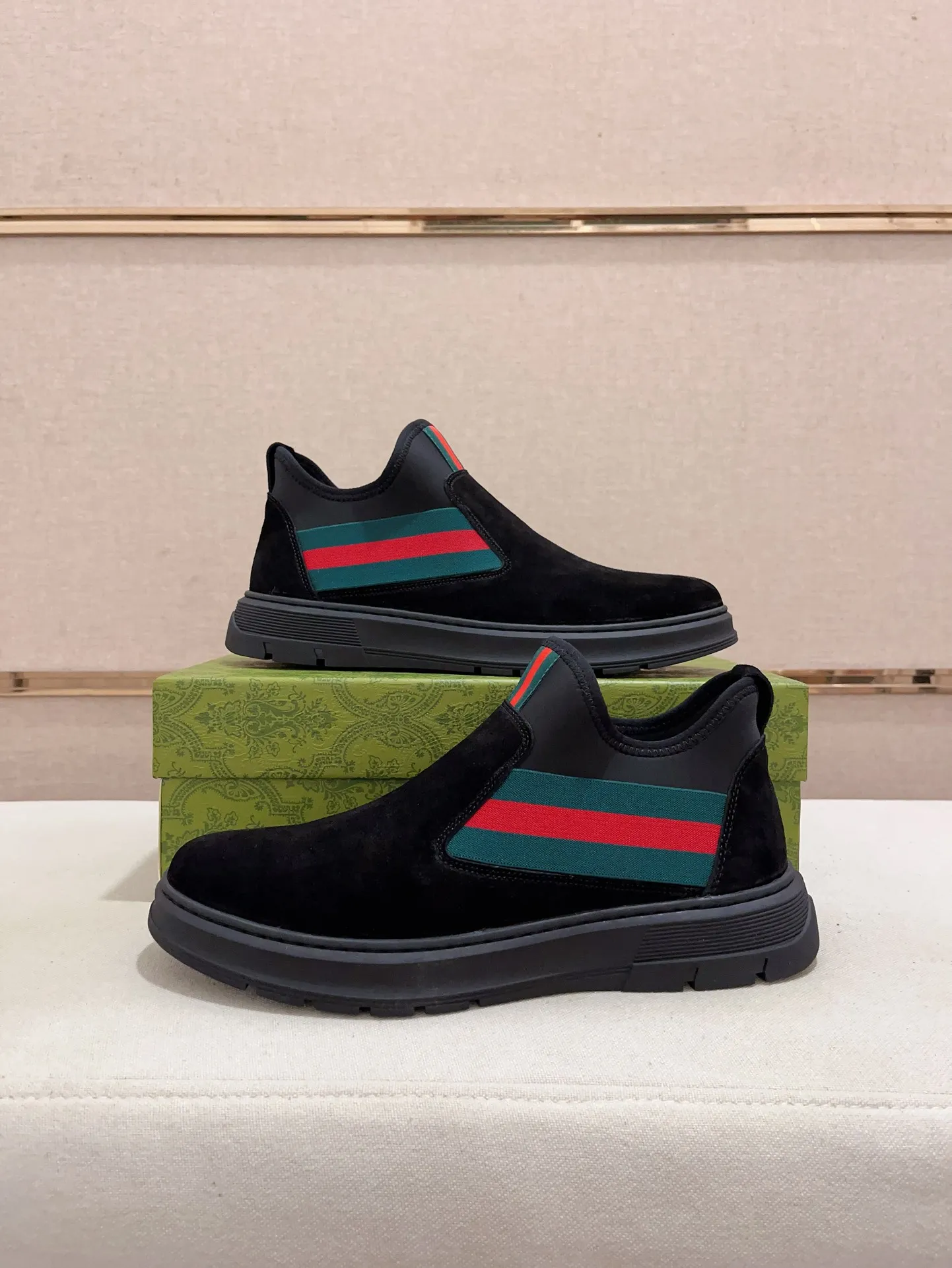 Factory price 480💰 (sheepskin lining * velvet lining optional! Can be made without label) High-quality new GUCCI (Gucci) counters will be launched simultaneously. The new men's shoes and 😘fabric are made of high-tech glue-spraying technology. Lining: sheepskin lining* velvet lining. 👍🏿 High-end ☄️ air-cushion molded anti-slip rubber outsole, exquisite lines, simple and elegant, comfortable and high-end for leisure travel. Code number: 38 to 44 (45 can be customized and cannot be returned or exchanged)
